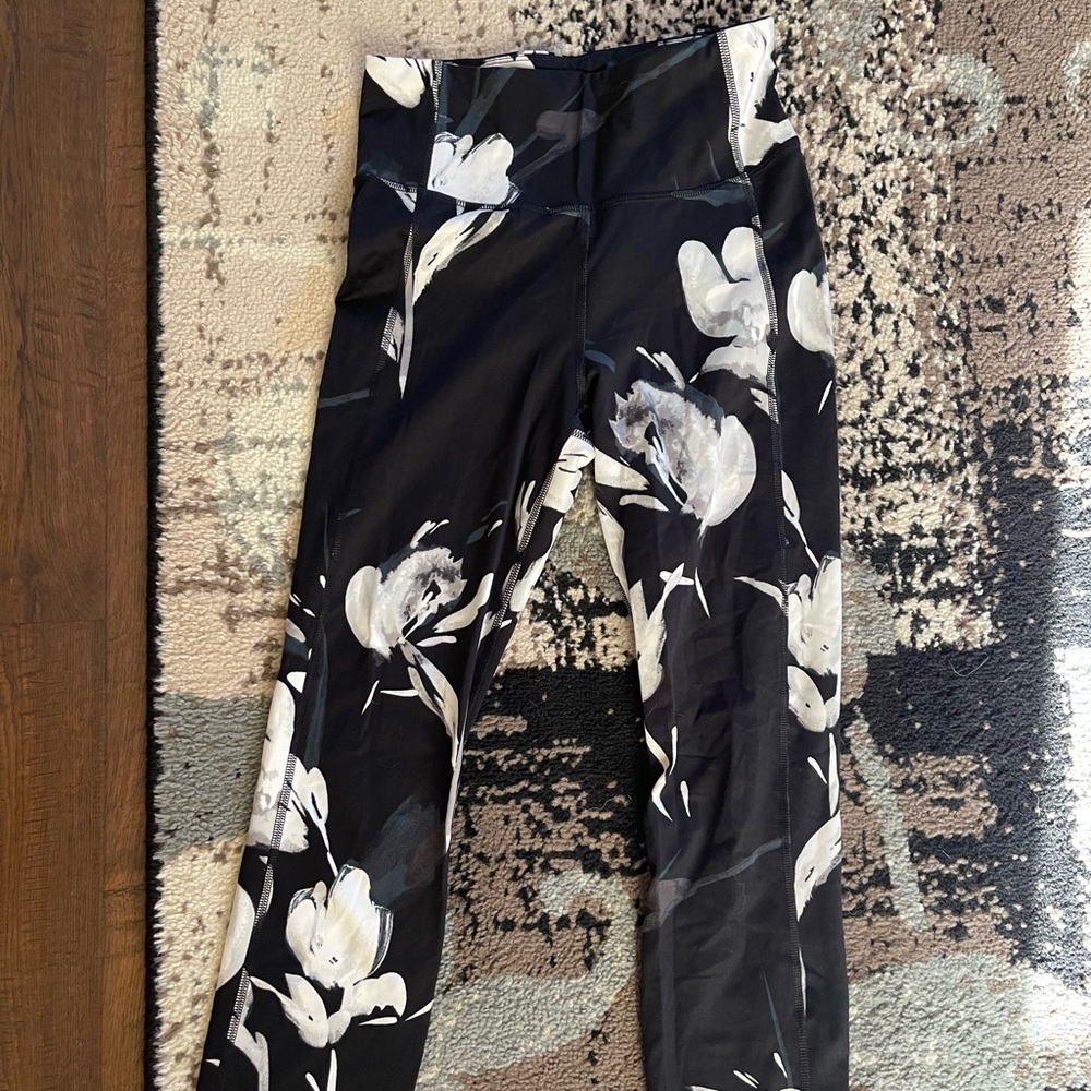 ALL IN MOTION: (SMALL) Black and White Floral Compression Leggings